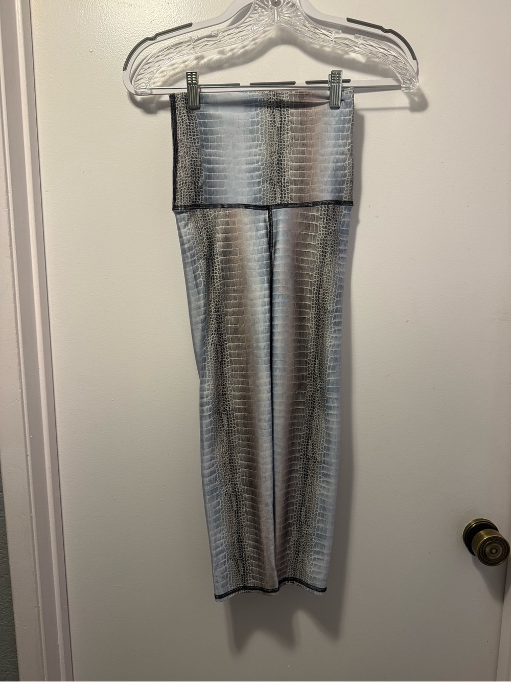 Emily Hsu High-Waist Cropped Leggings in Greyish blue Snake type Print
